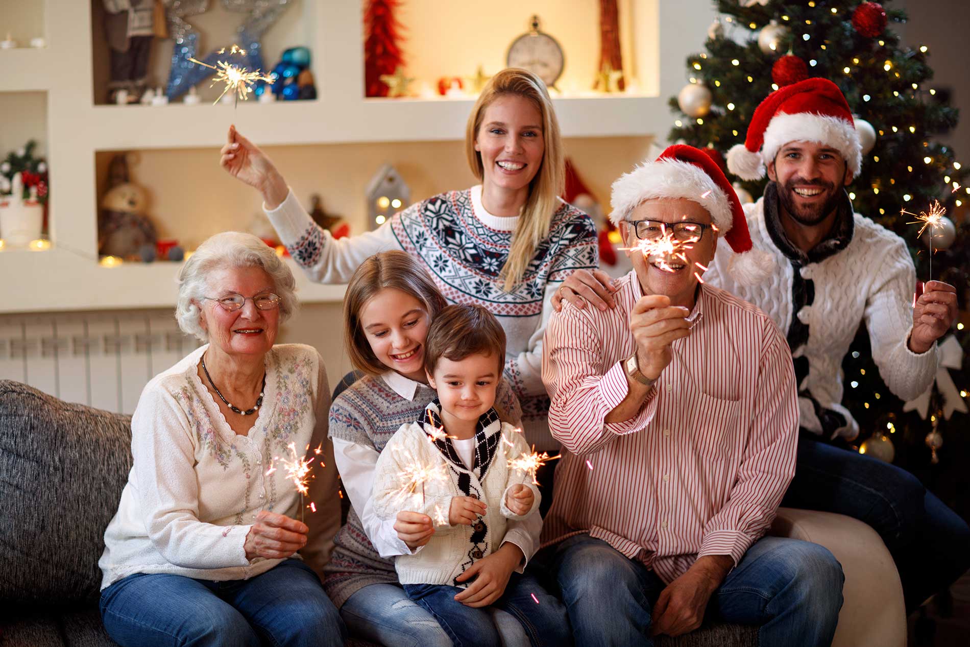 featuredimage-family-gathering-with-sparklers